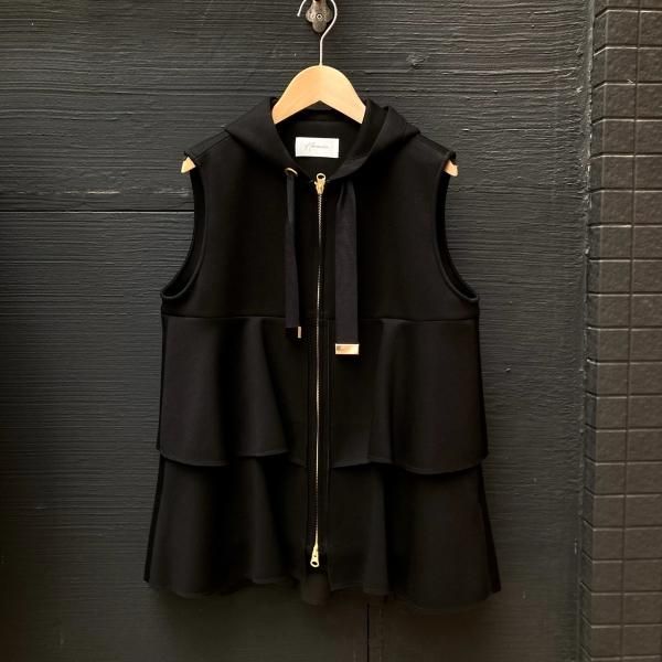 <img class='new_mark_img1' src='https://img.shop-pro.jp/img/new/icons24.gif' style='border:none;display:inline;margin:0px;padding:0px;width:auto;' />SALAE30OFFHERENCIA/H221021/Air cushion round frill hoodie short gilet2410