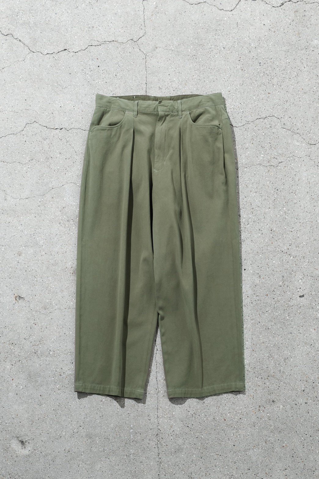 FARAH / One-tuck Wide Tapered Pants OLIVE