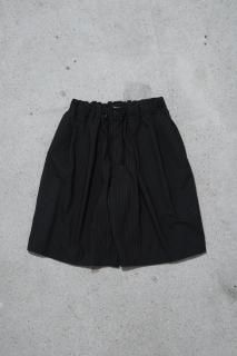 Sillage / circular short pants black stripe twill