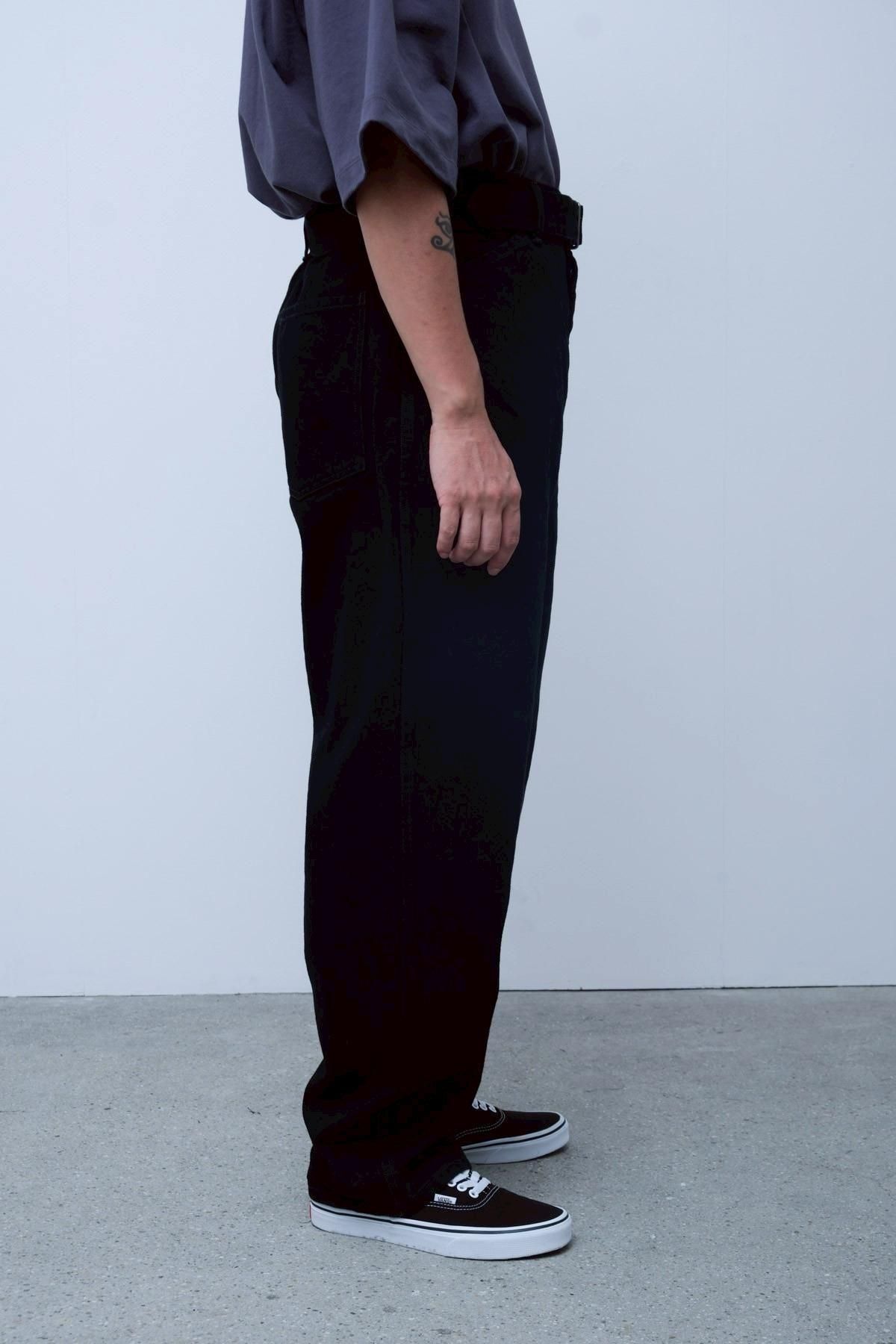 COMOLI / BLACK DENIM BELTED PANTS - IMA:ZINEオンラインストア