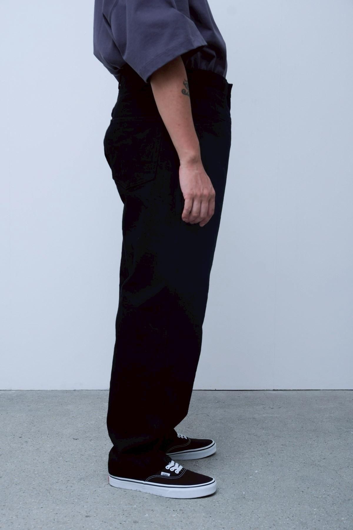 COMOLI / BLACK DENIM TAPERED PANTS - IMA:ZINEオンライン