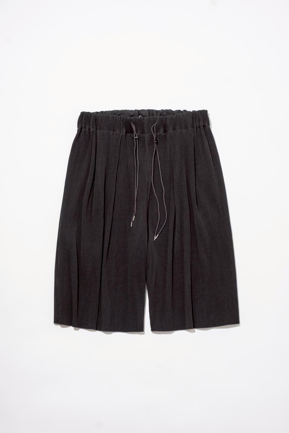 Sillage / pleats circular short pants anthracite - IMA:ZINE