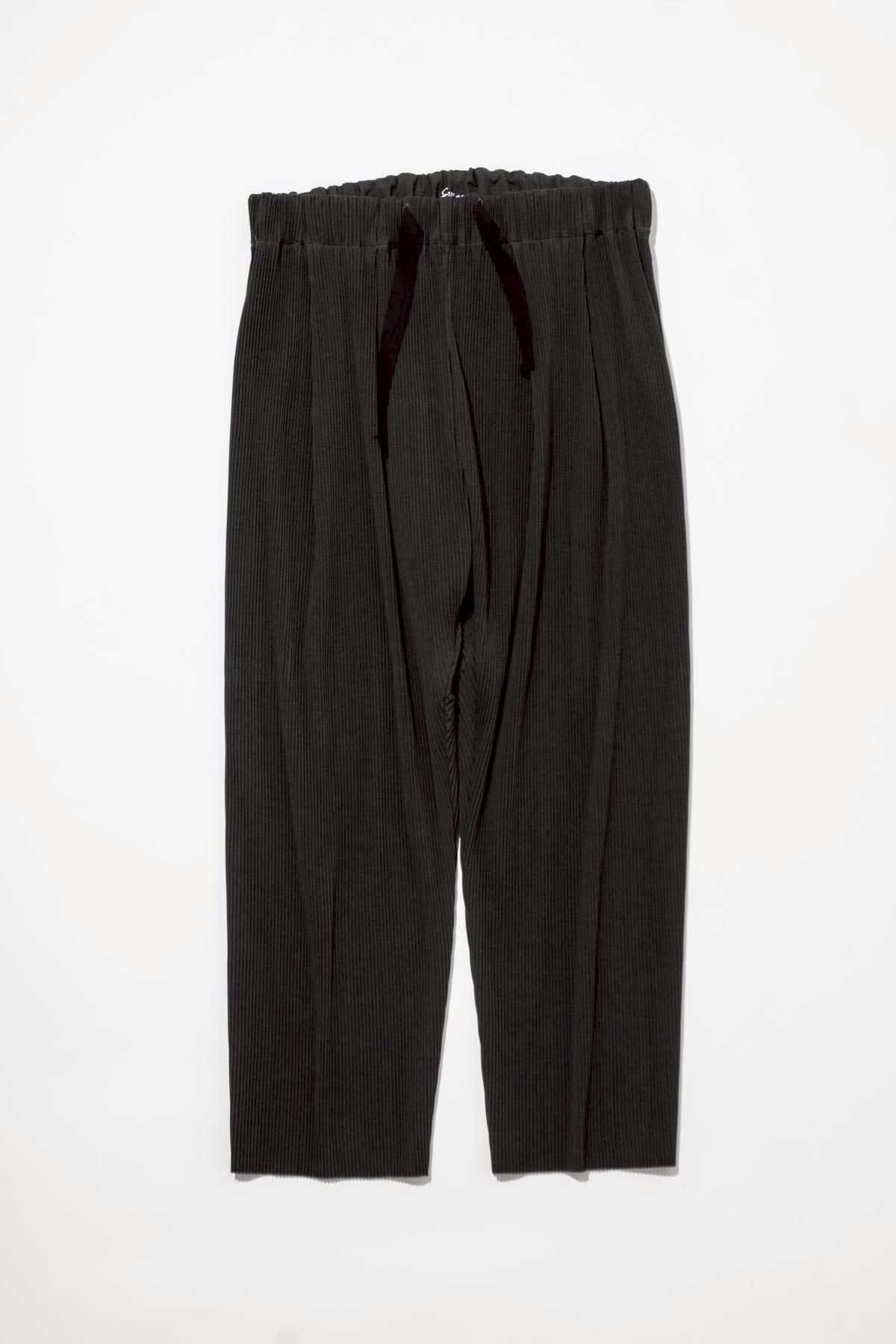 Sillage / pleats baggy trousers anthracite - IMA:ZINEオンライン