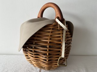 wood handle basket/leather cover (English)