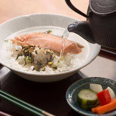 お茶碗に入れた鮭茶漬け