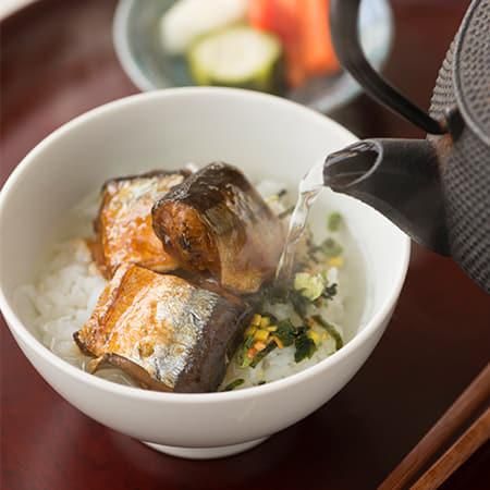 お湯を入れたさんま茶漬け