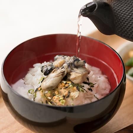 お湯を入れた牡蠣茶漬け