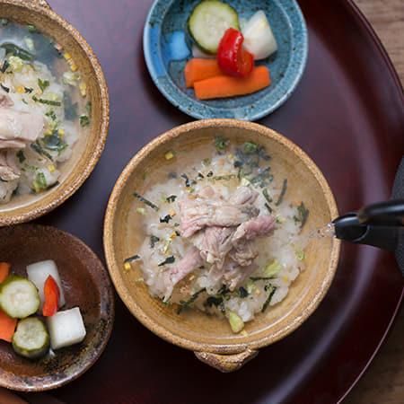 お湯を入れたせせり茶漬け