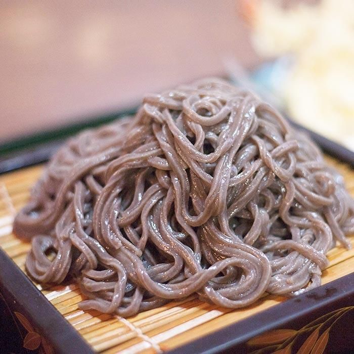 ザルにのせた海苔うどん