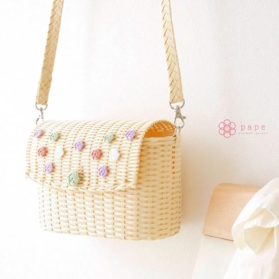パステルカラーが可愛い花ボタンのお出かけポシェット クリーム 受注生産 ときめき色のカゴバッグと雑貨屋 Pape