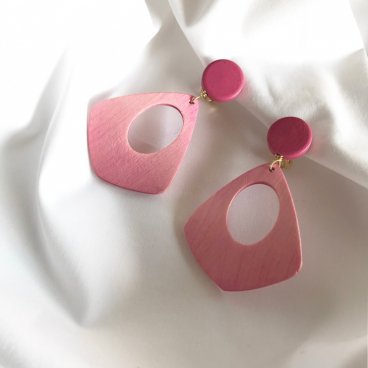 <img class='new_mark_img1' src='https://img.shop-pro.jp/img/new/icons47.gif' style='border:none;display:inline;margin:0px;padding:0px;width:auto;' />pink wood pierce earring