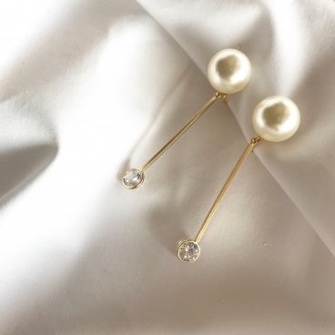 <img class='new_mark_img1' src='https://img.shop-pro.jp/img/new/icons47.gif' style='border:none;display:inline;margin:0px;padding:0px;width:auto;' />crystal pearl pierce earring