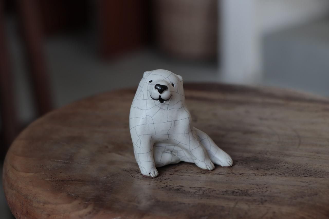 犬の陶器置物 茶色とクリーム ダックス犬の箸置き（クリーム色）伏せ | 陶器のことり