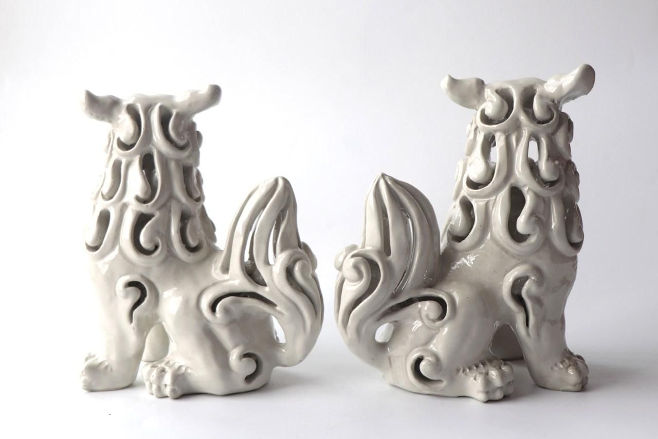 獅子彫刻のクリーム色壺型置物 獅子彫刻のクリーム色壺型置物