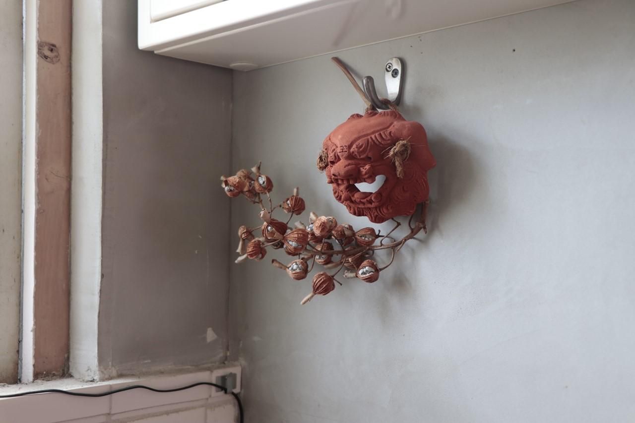 面獅子・小 | 壁掛けシーサー - 育陶園 やちむんの窯元｜沖縄の