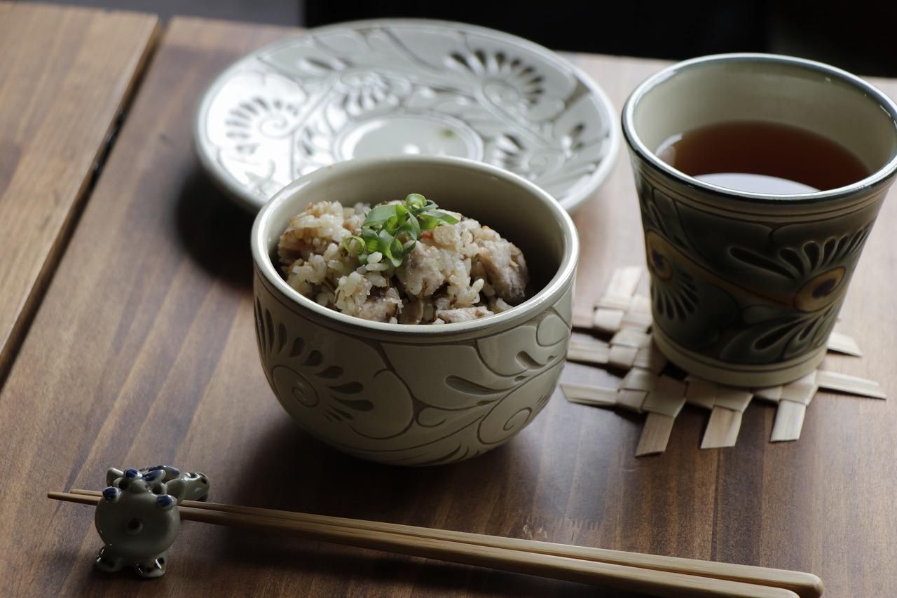 唐草手碗 | 伝統的なやちむん - 育陶園 やちむんの窯元｜沖縄の