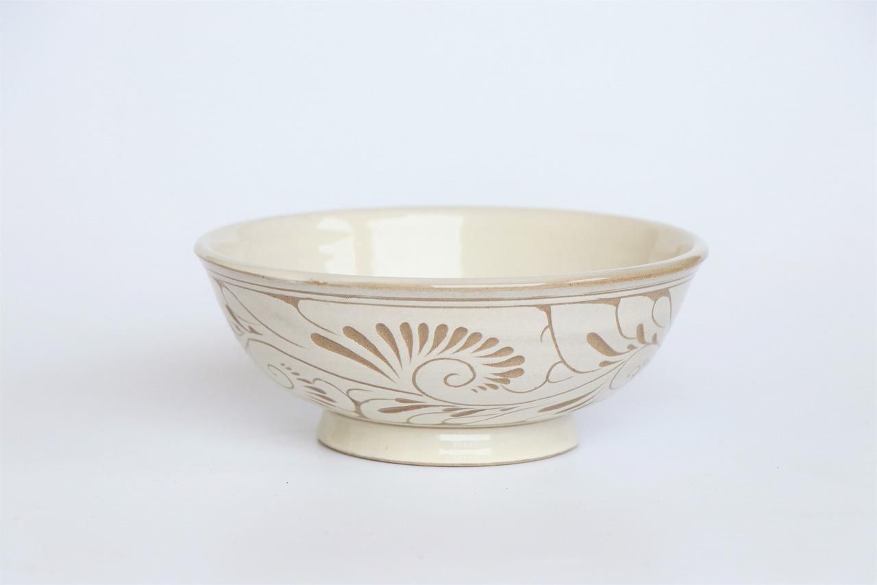 やちむん陶器ボウル 足付き　植物唐草モチーフ　沖縄　伝統工芸品　お皿食器　焼物 送料無料】壺屋焼 沖縄 やちむん（焼き物/陶器）7寸皿 （染付