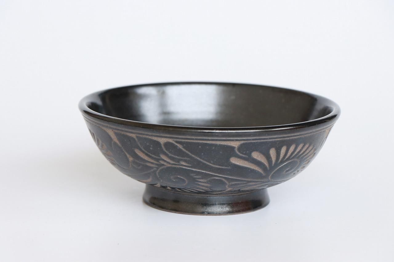 やちむん陶器ボウル 足付き　植物唐草モチーフ　沖縄　伝統工芸品　お皿食器　焼物 7寸皿 | 緑釉唐草シリーズ - 育陶園 やちむんの窯元｜沖縄の陶器