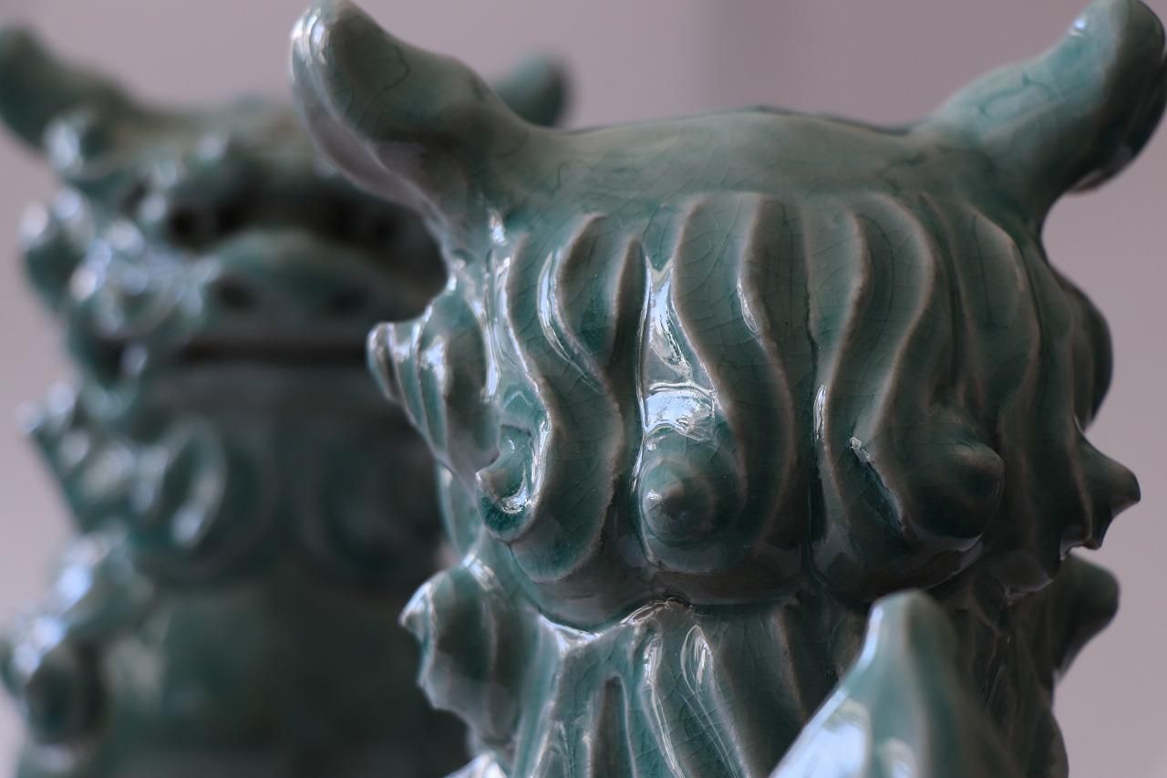 正面30cm獅子辰砂 変形 - 育陶園 やちむんの窯元｜沖縄の陶器 和