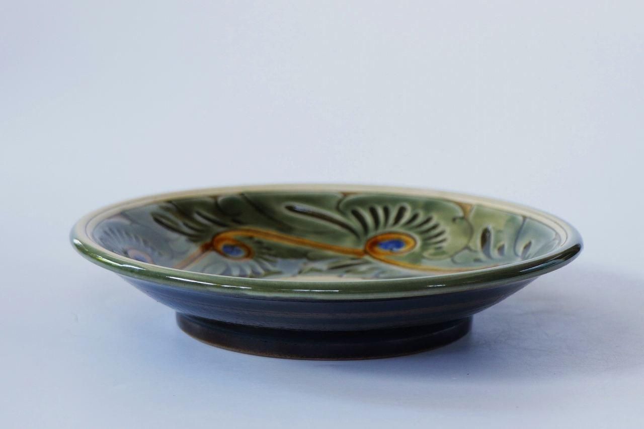 やちむん陶器ボウル 足付き　植物唐草モチーフ　沖縄　伝統工芸品　お皿食器　焼物 7寸皿 | 緑釉唐草シリーズ - 育陶園 やちむんの窯元｜沖縄の陶器