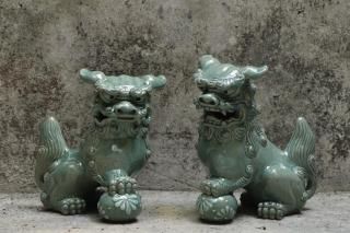玉乗り25cm 辰砂 | 壺屋焼シーサー - 育陶園 やちむんの窯元 玉乗り25cm 辰砂 | 壺屋焼シーサー - 育陶園 やちむんの窯元