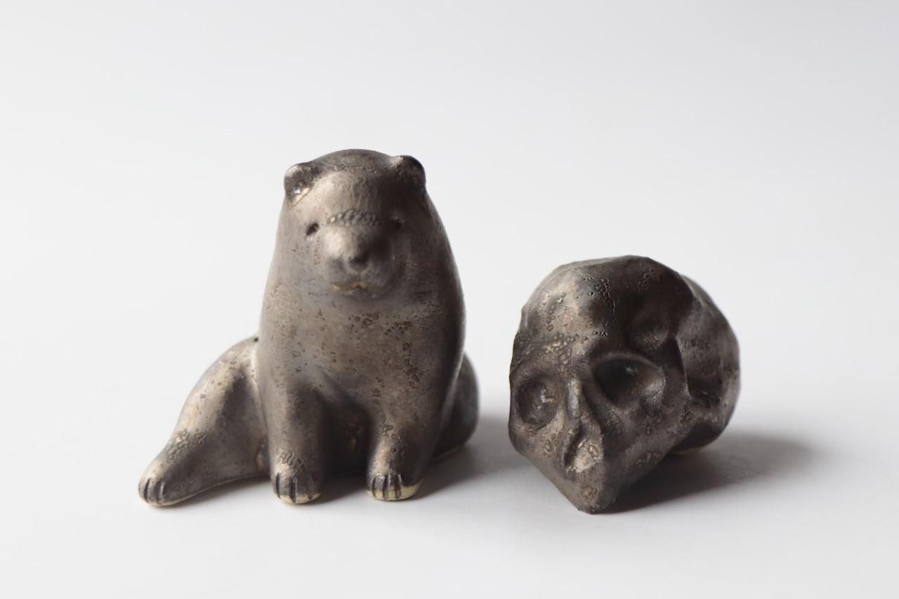 黒白の犬の陶器置物、陶芸家、森、作品 芦雪仔犬と髑髏 | 陶器オブジェ - 育陶園 やちむんの窯元｜沖縄