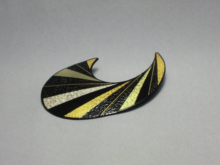 ヴィンテージ京象嵌　小野　金工象嵌美しい葉っぱ型ブローチ グラデーション?黒と金 ヴィンテージ京象嵌 小野 金工象嵌美しい葉っぱ型ブローチ