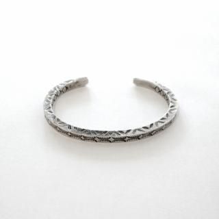 J14 インド ヴィンテージ オープン バングル ホワイトメタル ラバリ 腕輪 J14 インド ヴィンテージ オープン バングル ホワイトメタル