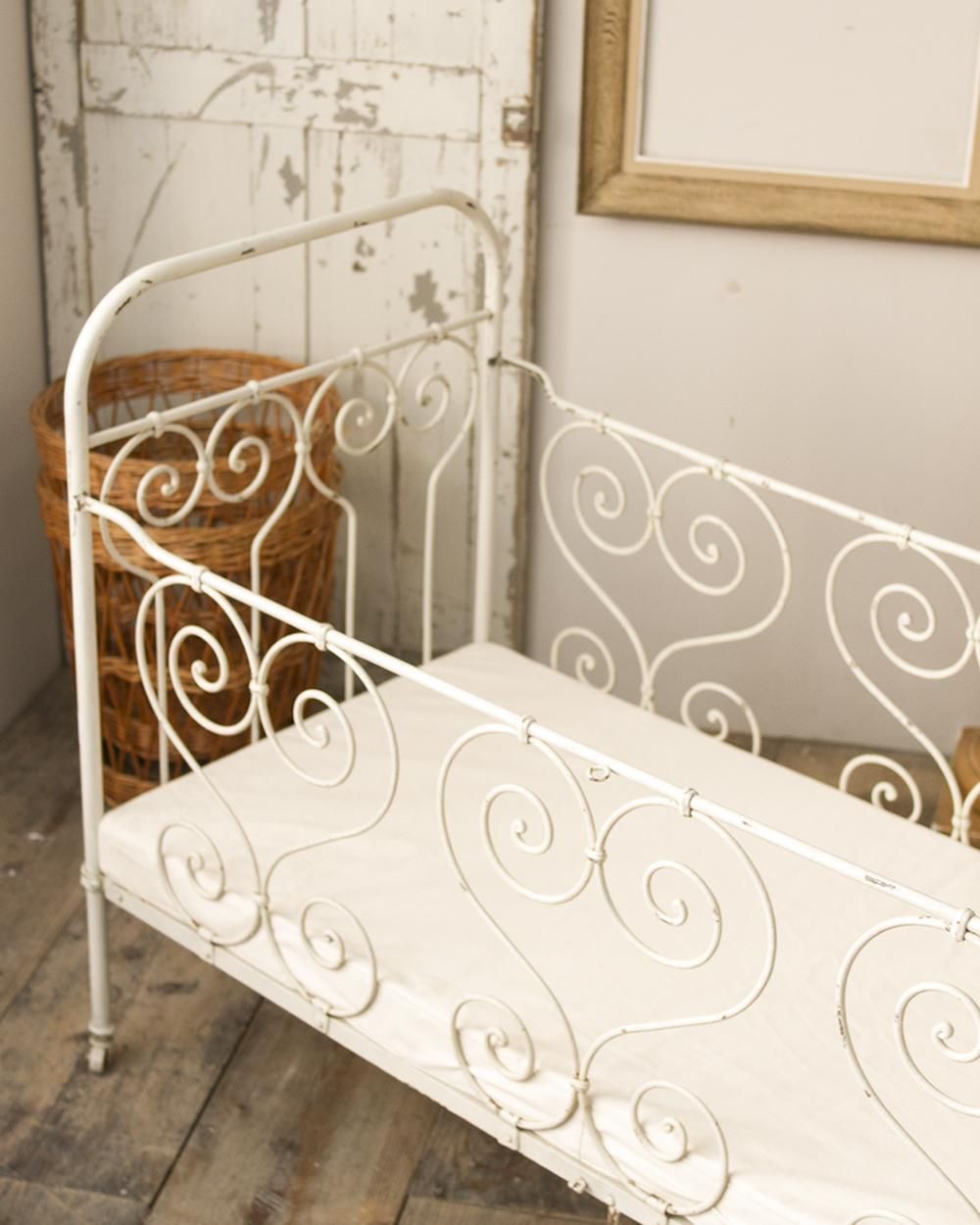 フランスアンティークアイアンベビーベッド