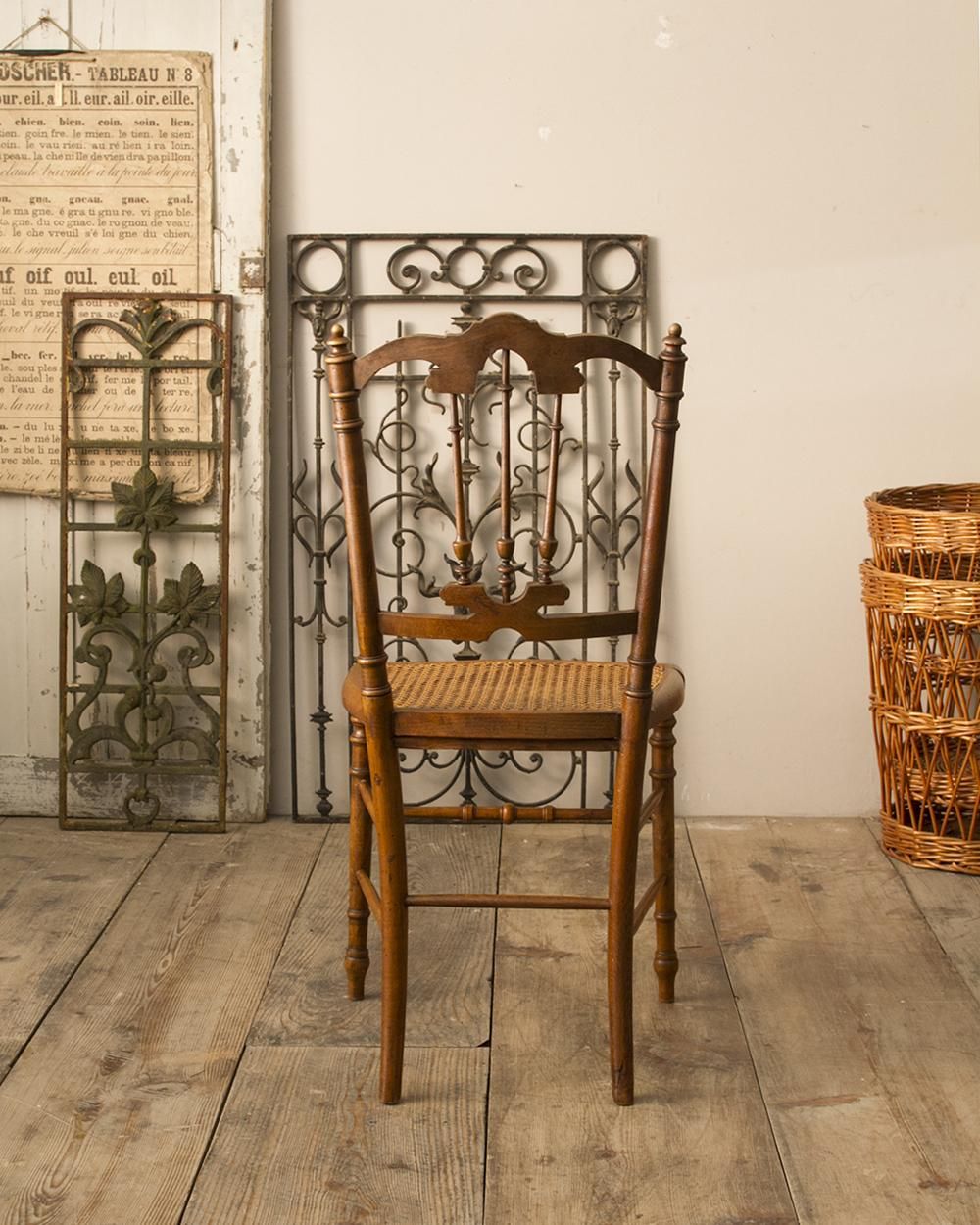 フランスのヴィンテージチェア② 彫刻が豊富なフランスアンティークチェア｜Antiques Knock