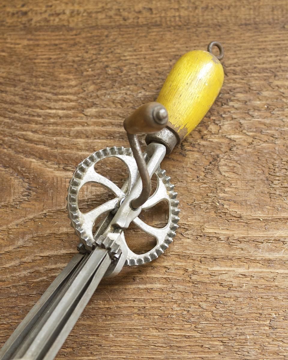 ヴィンテージ　手動ハンドミキサー イギリス製 ヴィンテージ 泡立て器 手動 ハンドミキサー - メルカリ