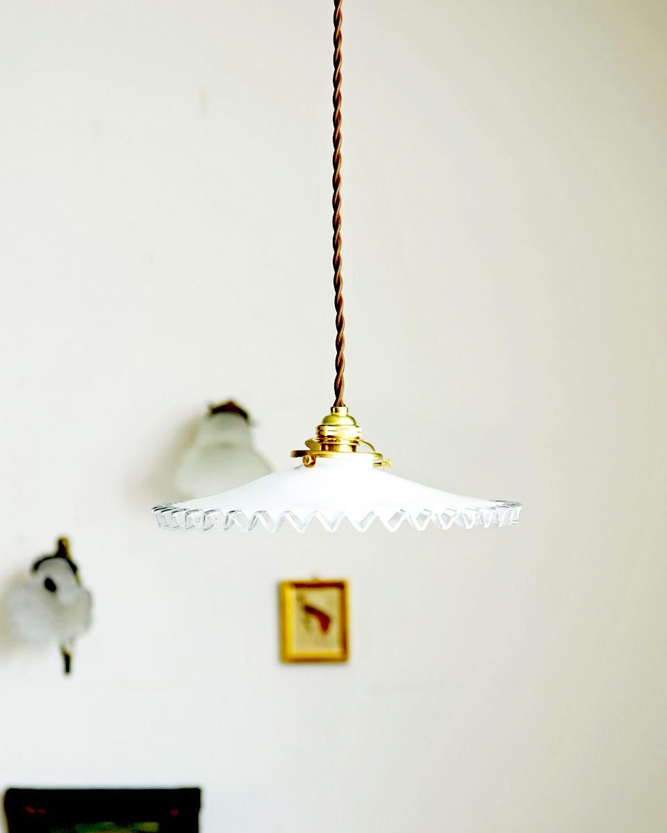 フランス　アンティーク　ランプシェード　ミルクガラス ぽってりとしたミルクガラスが可愛いランプシェード イギリス