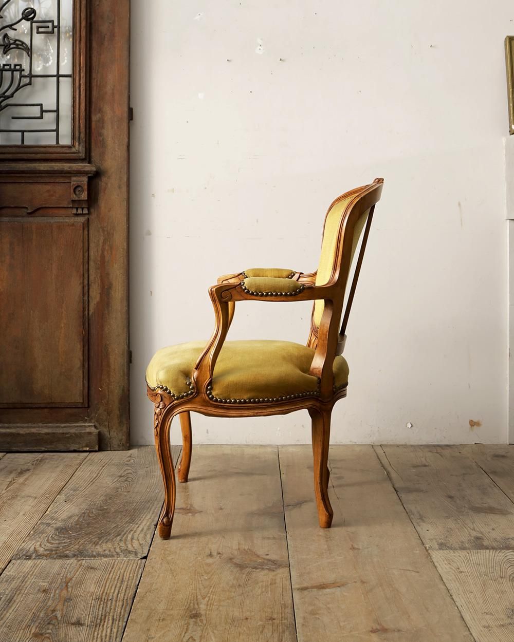 アンティーク 木製アームチェア 黒クッション