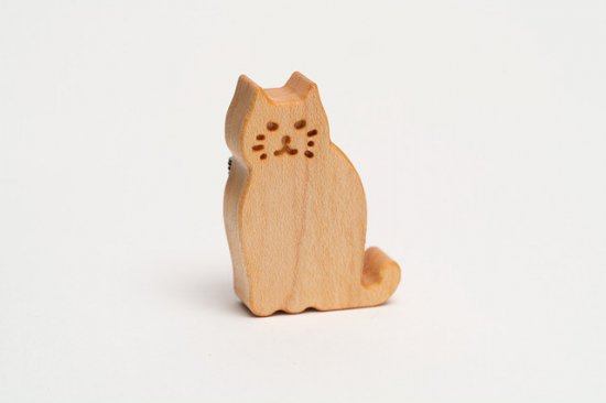 木のブローチ　猫