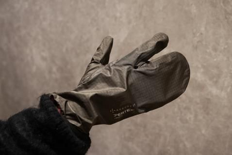 AXESQUIN W2P LIGHT SHELL TRIGGER MITTEN ニビイロの商品画像