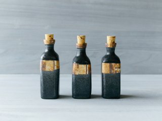 四角い骨董市のワインボトル 黒　A・B・C