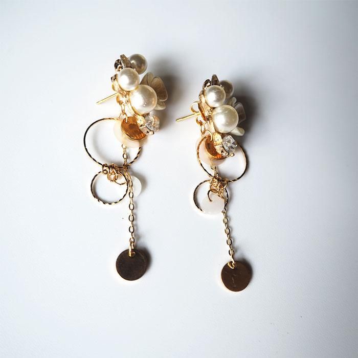 フラワービジューのピアス/イヤリング（ホワイト）