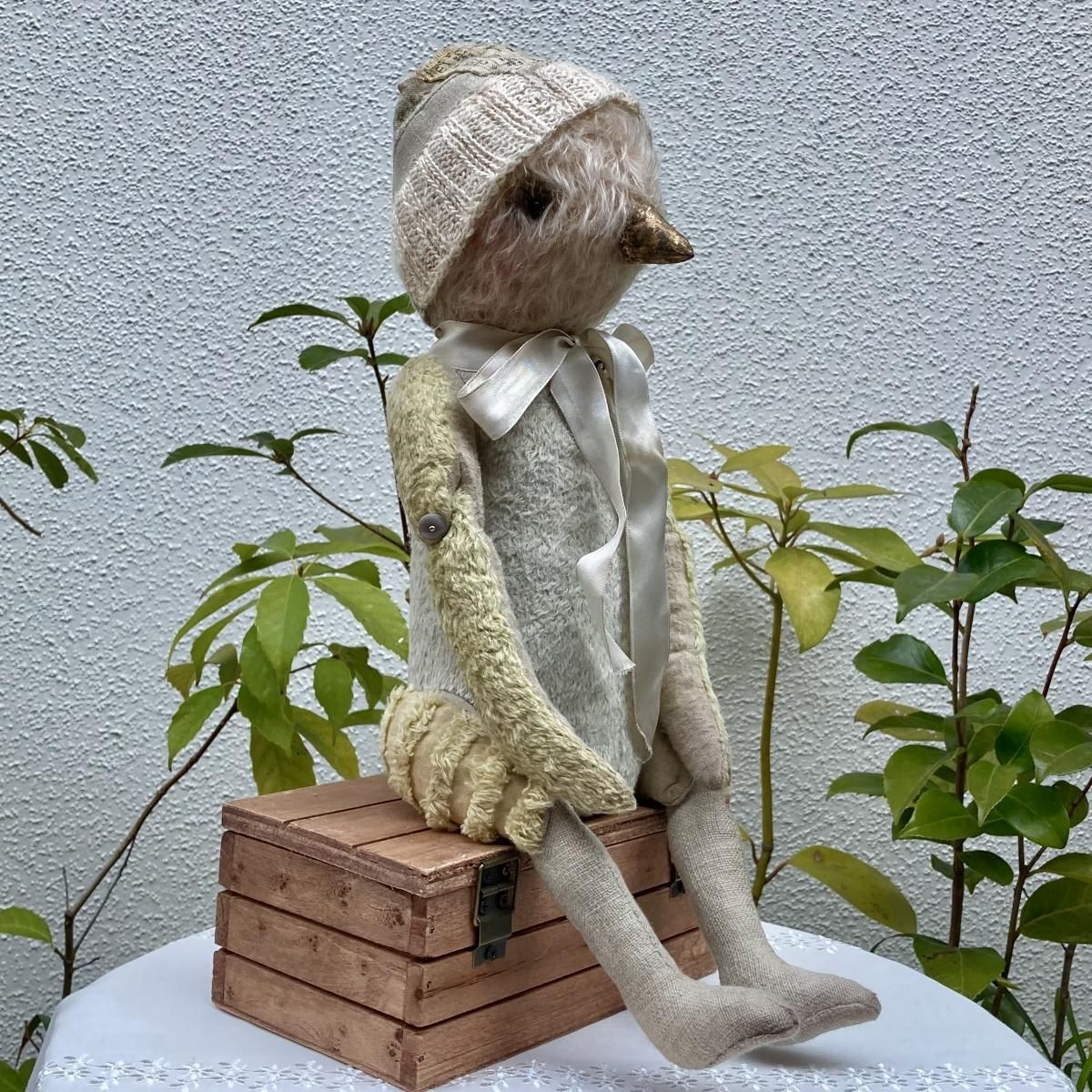 マリナ・クトゥゾヴァ「帽子をかぶった鳥」 - 珈琲舎・書肆アラビク