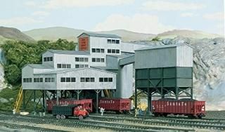 Walthers-New River Mining Company -- Kit - Main Bldg 7-1/2 x 5-3/8 x 13cm - 1.6c