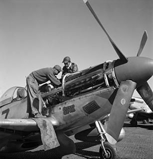 Tuskegee Airmen 1945 Ntuskegee Airmen Mechanics Marcellus Smith  ֥饦 ߥƥå