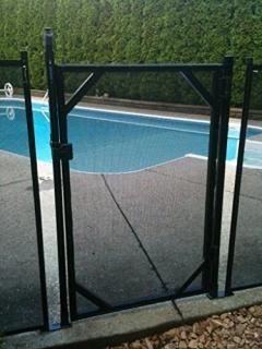 WaterWarden 30 Inground Pool Gate Black  Self-Closing and Removeable Coordinate