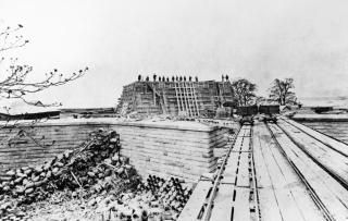 ͳν ڥǥNthe Unfinished Pedestal New York Harbor 1883 ݥ ץ 18 x 24