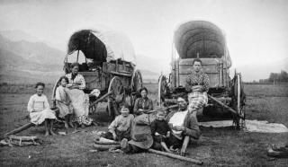 ɰ̱Na Group Of Emigrants At Their Wagons Near The Foothills Of The Rocky Moun