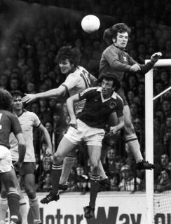 󥰥ɥåޥå 1977 Npat Jennings Of Arsenal FC Jumps Above His Own Defense Playe