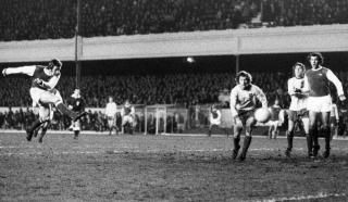 1972ǯ󥰥ɥå Nalan Ball Of Arsenal Fc Scores A Goal Against Norwich City F