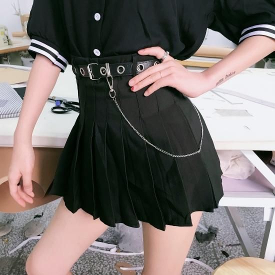 ゴスロリ 十字架チャームミニスカート ベルト付き プリーツスカート ブラック クール 暗黒系 原宿系 ハイウエスト ミニスカ Loli1363 ロリータゴスロリ専門通販ショップluxury ラグジュアリー 安い価格で可愛いロリータワンピースを取り揃えています