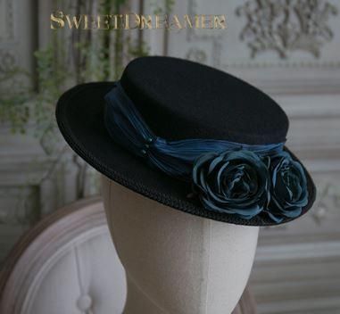 ロリータ Sweet Dreamer フラワー クール 帽子 ヘッドドレス ブラック ブルーリボン 薔薇 お花 ローズ バラ モチーフ おしゃれ フリーサイズ 通年 ファッション雑貨 カンカン帽 ロリータゴスロリ専門通販ショップluxury ラグジュアリー 安い価格で可愛いロリータ