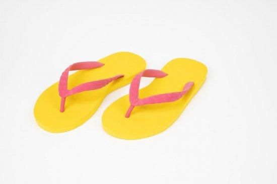 【断捨離セール】ジミーチュウ イエロービーチサンダル厚底 ビーチサンダル Jimmy Choo(ジミーチュウ) - 海外通販のBUYMA