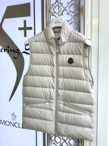 <img class='new_mark_img1' src='https://img.shop-pro.jp/img/new/icons25.gif' style='border:none;display:inline;margin:0px;padding:0px;width:auto;' />【MONCLER】TREOMPAN ダウンベスト（075オフホワイト）