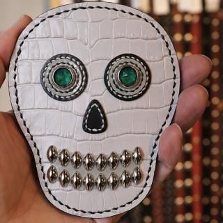 skull leather key & card case<BR>white & black 2tone<BR>emboss crocodile X green eye<img class='new_mark_img2' src='https://img.shop-pro.jp/img/new/icons1.gif' style='border:none;display:inline;margin:0px;padding:0px;width:auto;' />